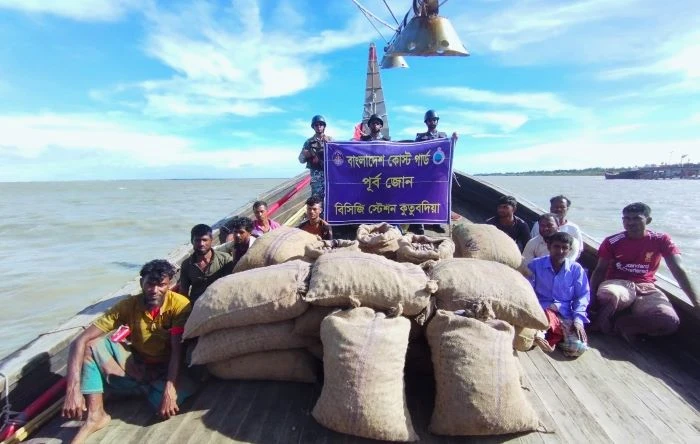 কুতুবদিয়ায় ফিশিং নৌকাসহ পাচারকারী আটক ১১